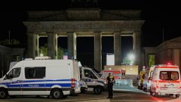Furgonnal hajtott tömegbe egy férfi a berlini Prideon – egy halott, 29 sebesült, az elkövetőt lelőtték
