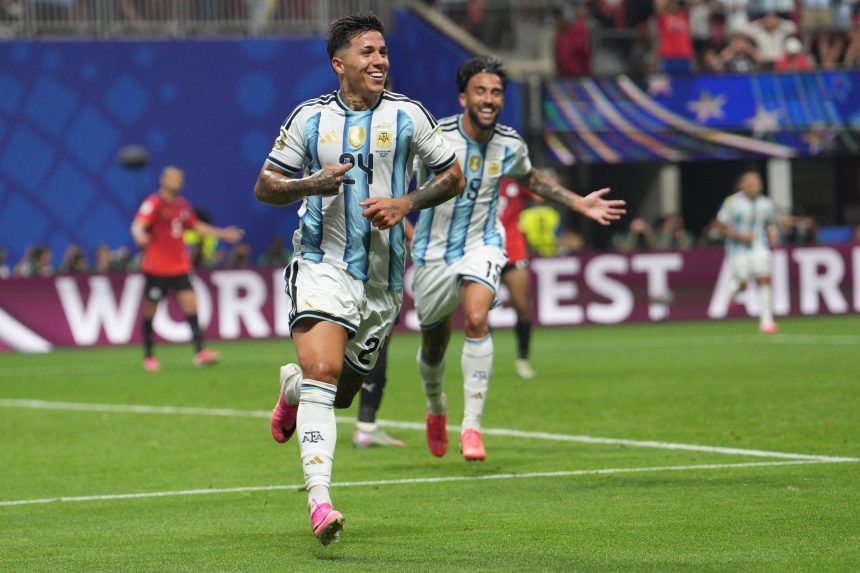 Labdarúgó-vb, nyolcaddöntő: a címvédő Argentína kétgólos hátrányból fordítva verte meg Egyiptomot