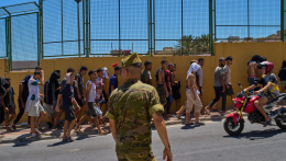 Olaszország uniós migrációs központokat javasol Albánia mintájára