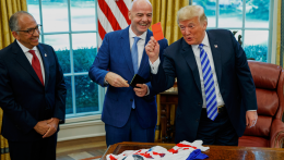 Trump kiáll Infantino mellett