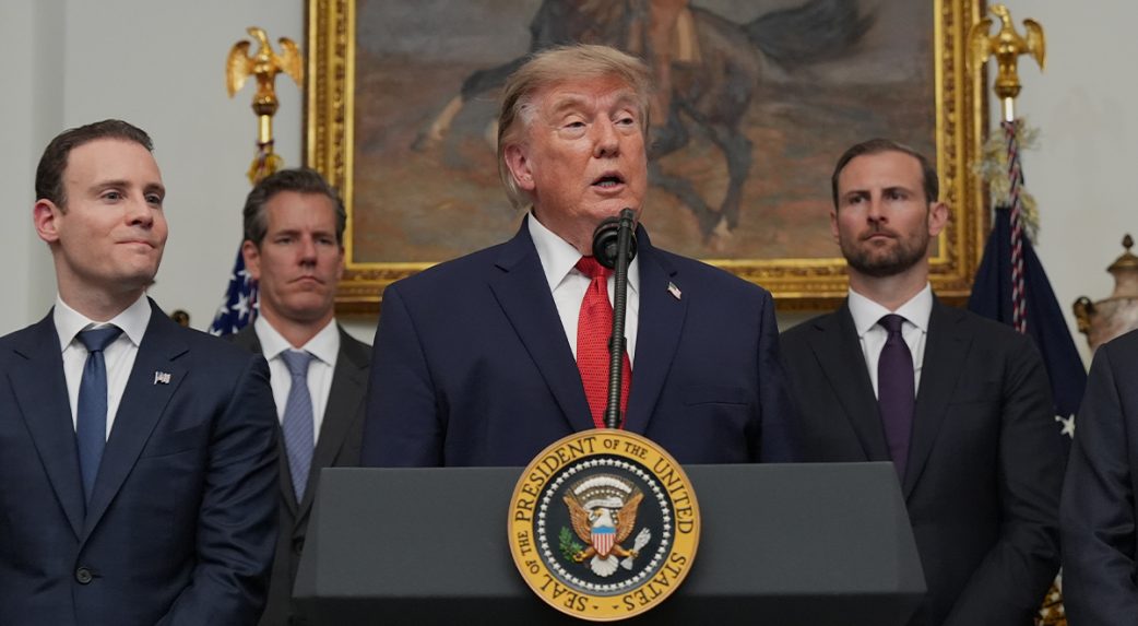 Trump példátlan gazdasági háborút hirdet Irán ellen, miközben a katonai kampány hat hónapnál megállt