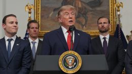 Trump példátlan gazdasági háborút hirdet Irán ellen, miközben a katonai kampány hat hónapnál megállt