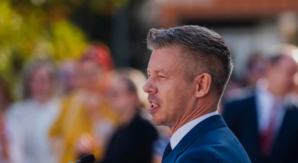 Magyar Péter a Bledi Stratégiai Fórumon: kormánya több válságot kezelt sikeresen, a költségvetési hiányt három hónap alatt 2,5 milliárd euróval csökkentette