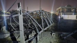 Irán rakétákkal és drónokkal mért csapást a kuvaiti amerikai támaszpontokra a Lárak-szigeti támadások után