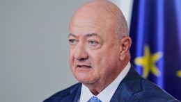 Az osztrák kancellár a bécsi iskolák muszlim diákjai miatt aggódik