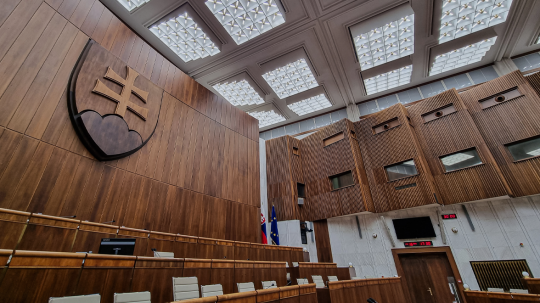Egy éven belül dönt Szlovákia – pártközeledések, erősödő szélsőjobb és bizonytalan győztes