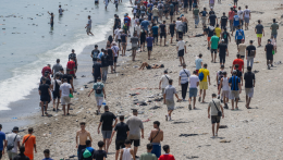 Migránsokat költöztetnek a strandokról Ceuta kikötőjébe