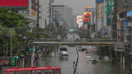 Bangkok az egész városra kiterjedő rendkívüli árvízhelyzetet hirdetett ki