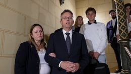 Magyarországon őrizetbe vették Hankó Balázst és Seszták Miklóst, Magyar Péter mentelmi joga is megszűnt