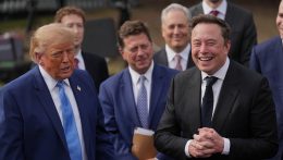 Trump „morálisan kötelező“ önszabályozási megállapodást írt alá a mesterséges intelligencia vezető cégeivel