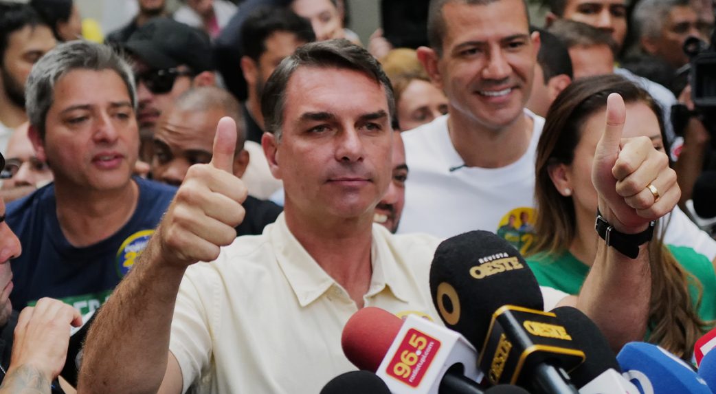 Meglepetés Brazíliában: Bolsonaro-fiú nyerte az első fordulót