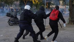 Albániai tüntetések: Rama nem mond le, Tiranában épületek lángoltak