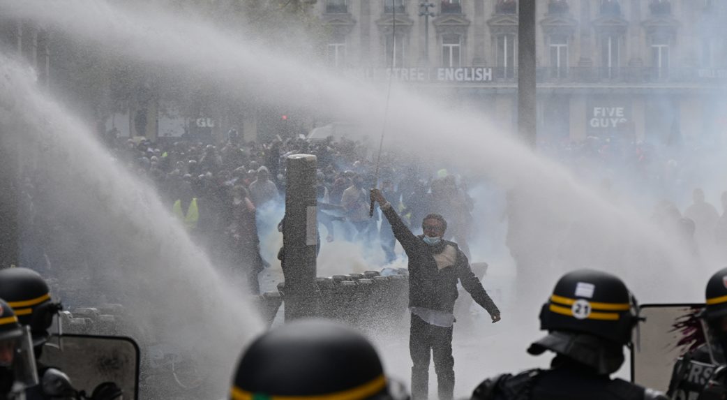 Kijárási tilalmat rendelhet el a francia kormány a hétvégi erőszakhullám után – közel ezer rendőr sérült meg