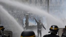 Kijárási tilalmat rendelhet el a francia kormány a hétvégi erőszakhullám után – közel ezer rendőr sérült meg