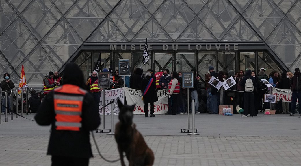 Tüntetők lezárták a párizsi Louvre múzeum bejáratait