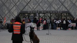 Tüntetők lezárták a párizsi Louvre múzeum bejáratait