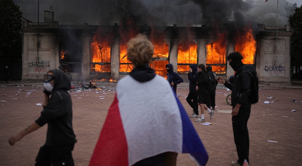 Zavargások Franciaországban: Nunez belügyminiszter lemondási ajánlatát Macron visszautasította