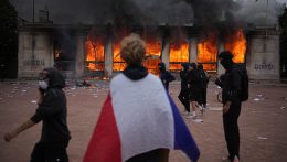 Zavargások Franciaországban: Nunez belügyminiszter lemondási ajánlatát Macron visszautasította