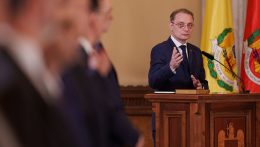Románia parlamentje megszavazta a Niculescu-kormányt – lezárulhat a csaknem fél éves politikai válság