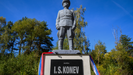 Vörös felirattal rongálták meg Konev szobrát