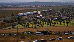 Tüntetők csaptak össze rendőrökkel Madridban a szerdai vonatbeleset után