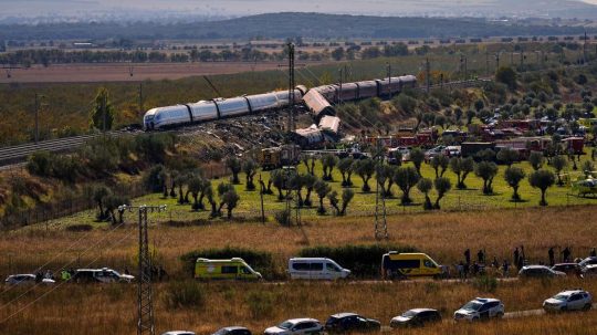 Tüntetők csaptak össze rendőrökkel Madridban a szerdai vonatbeleset után