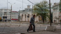 Közös orosz–ukrán misszióban evakuáltak lakókat az orosz megszállás alatt álló Oleskiből